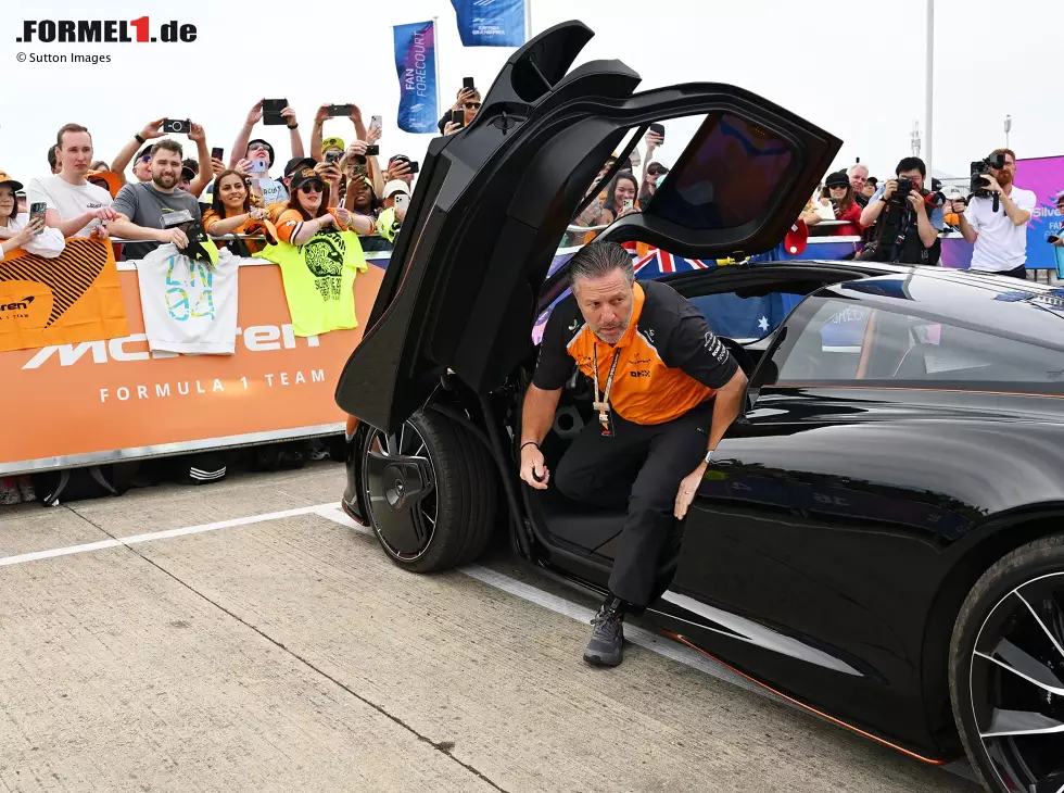 Foto zur News: Zak Brown steigt aus seinem McLaren-Supersportwagen