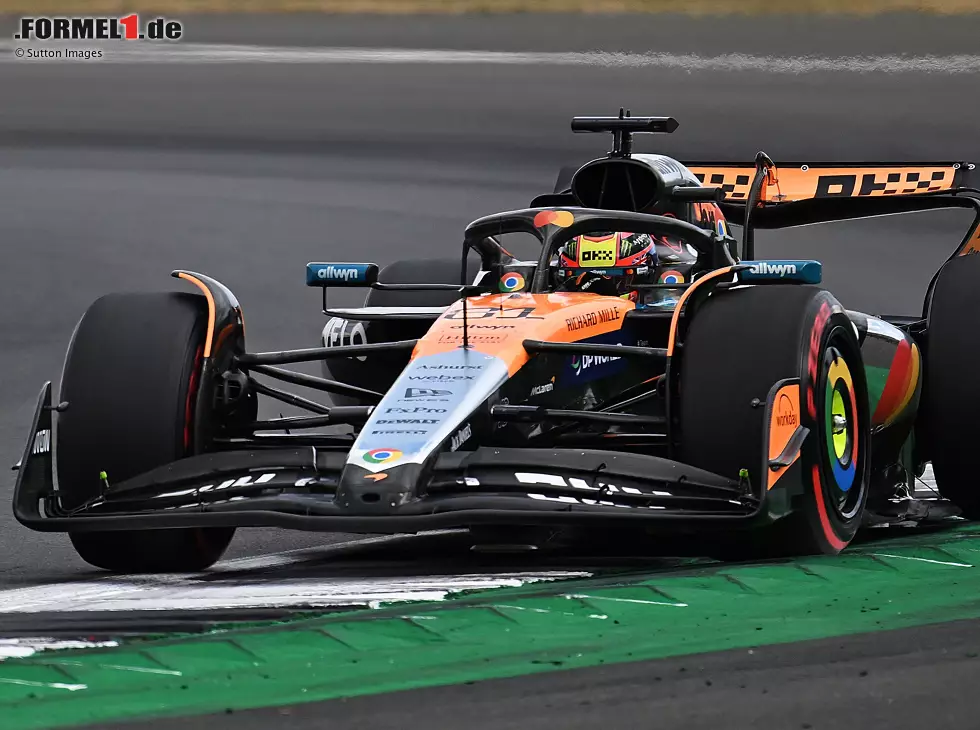 Foto zur News: Oscar Piastri (McLaren MCL39) vor George Russell (Mercedes W16) beim Formel-1-Rennen in Großbritannien 2025