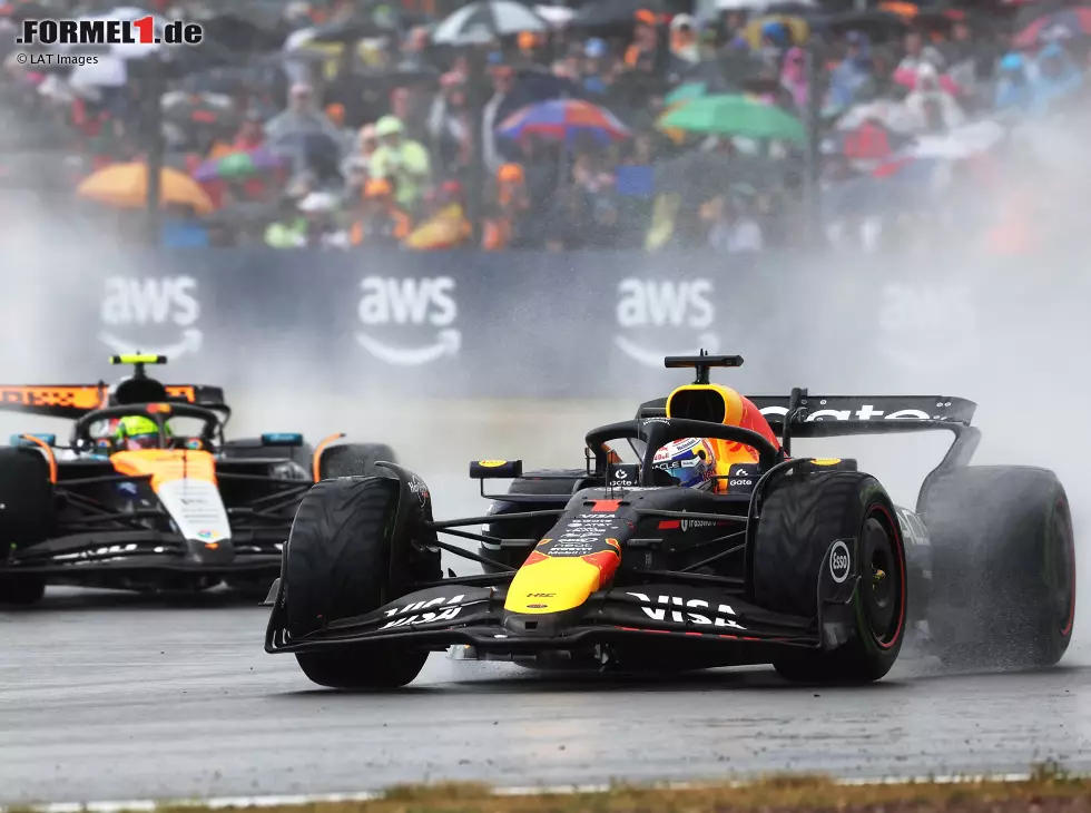 Foto zur News: Max Verstappen (Red Bull RB21) vor Lando Norris (McLaren MCL39) beim Formel-1-Rennen in Großbritannien 2025