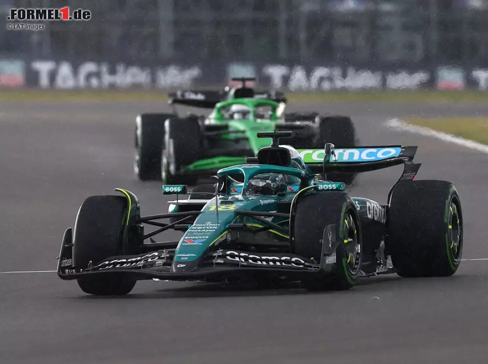 Foto zur News: Lance Stroll (Aston Martin AMR25) vor Nico Hülkenberg (Sauber C45) beim Formel-1-Rennen in Silverstone