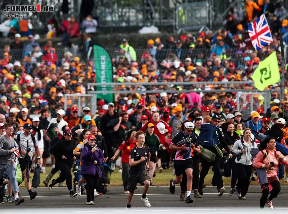 Foto zur News: Formel-1-Fans in Silverstone 2025