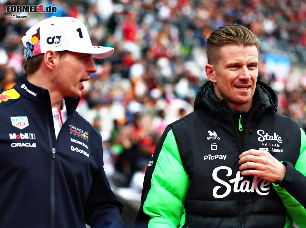 Foto zur News: Max Verstappen im Gespräch mit Nico Hülkenberg