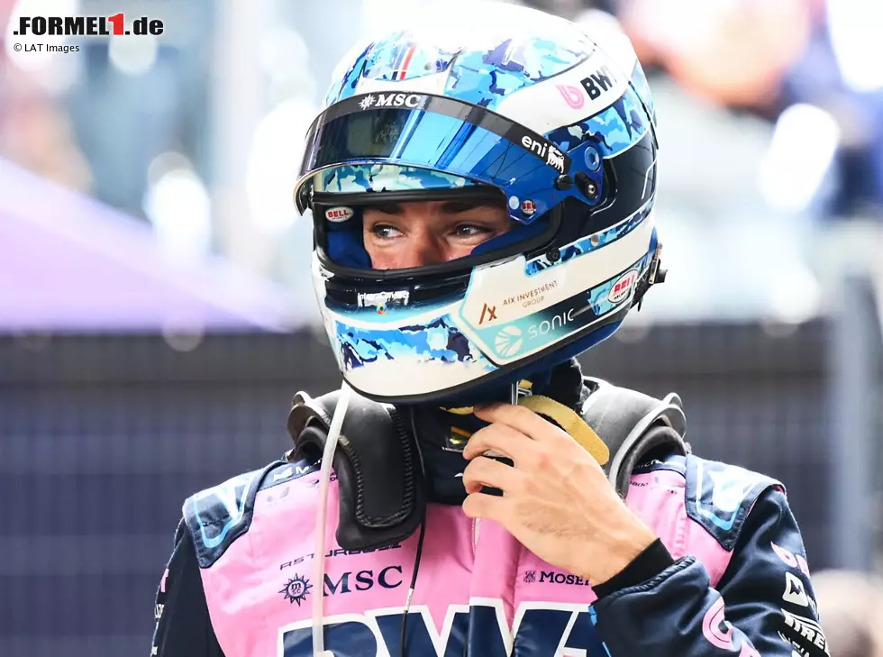 Foto zur News: Pierre Gasly nach dem Rennen in Silverstone 2025 im Parc ferme