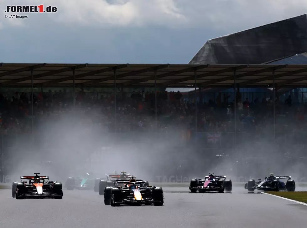 Foto zur News: Die Startphase beim Formel-1-Rennen in Silverstone 2025