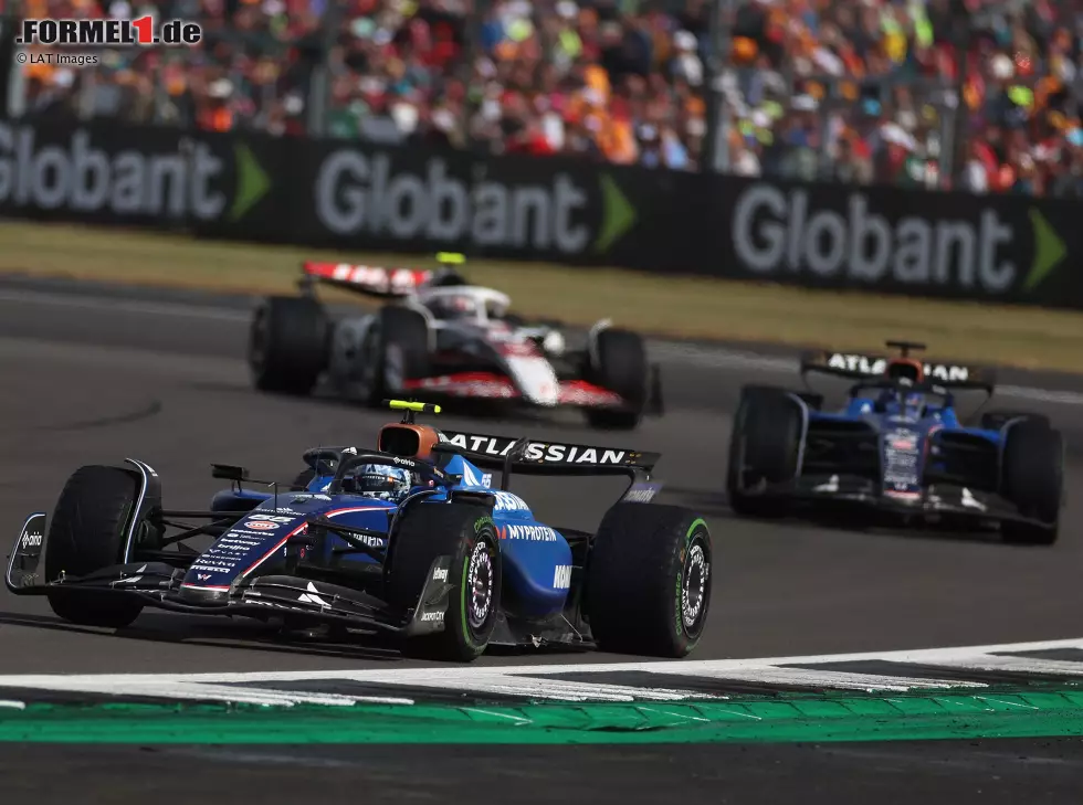 Foto zur News: Alexander Albon, Carlos Sainz und Oliver Bearman beim Formel-1-Rennen in Silverstone 2025