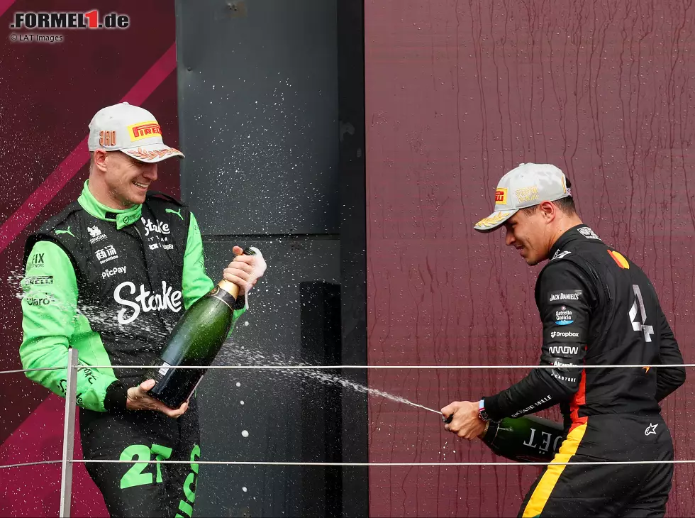 Foto zur News: Nicht ganz allein: Lando Norris spritzt Nico Hülkenberg ab
