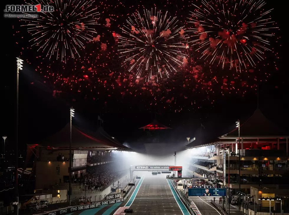 Foto zur News: Feuerwerk beim Formel-1-Finale in Abu Dhabi