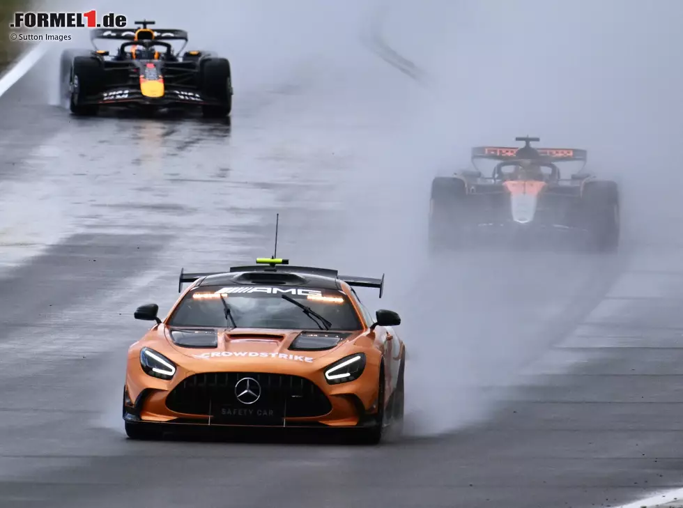 Foto zur News: Oscar Piastri, Max Verstappen