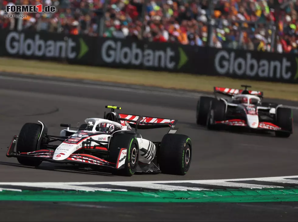 Foto zur News: Oliver Bearman und Esteban Ocon (Haas VF-25) beim Formel-1-Rennen in Silverstone 2025