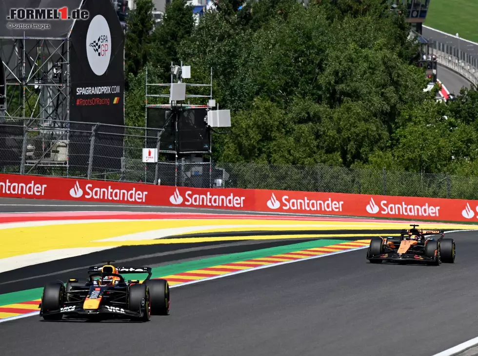Foto zur News: Max Verstappen (Red Bull RB21) vor Oscar Piastri (McLaren MCL39) beim Formel-1-Sprint in Belgien 2025