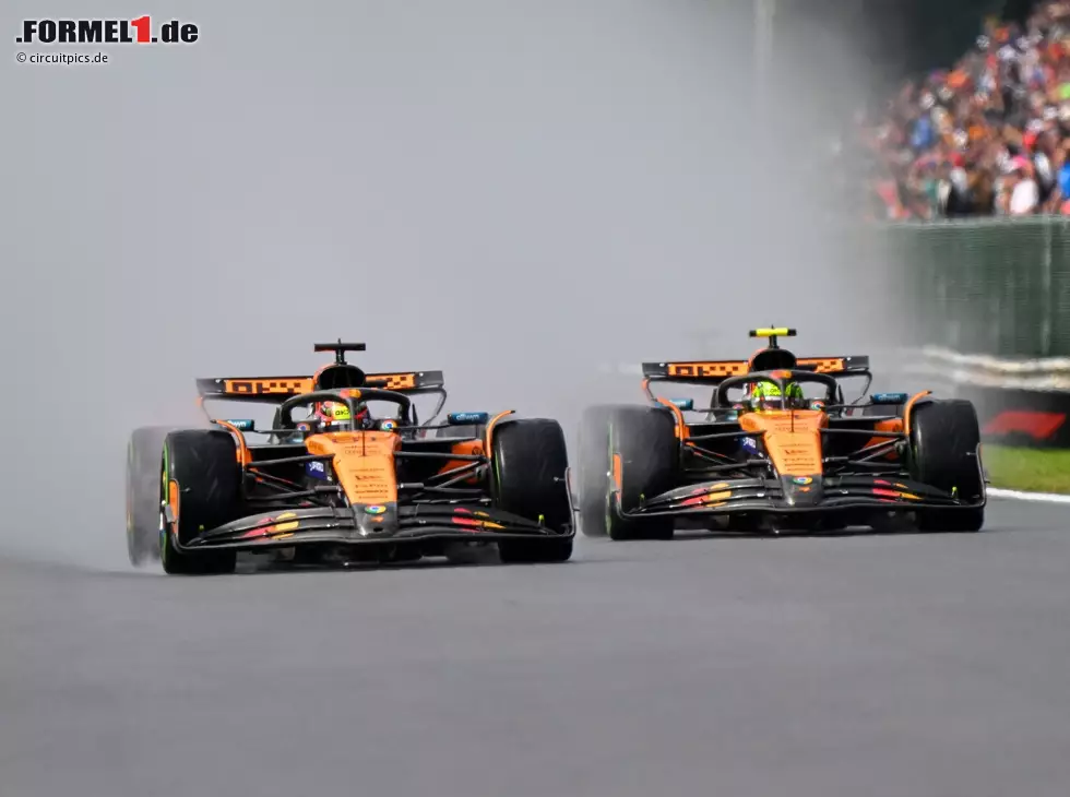 Oscar Piastri tauchte bereits weit vor Les Combes vor Lando Norris auf - Grundstein zum Sieg Foto zur News: Oscar Piastri tauchte bereits weit vor Les Combes vor Lando Norris auf - Grundstein zum Sieg