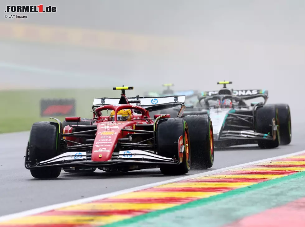 Foto zur News: Lewis Hamilton (Ferrari SF-25) vor Andrea Kimi Antonelli (Mercedes W16) beim Formel-1-Rennen in Belgien 2025