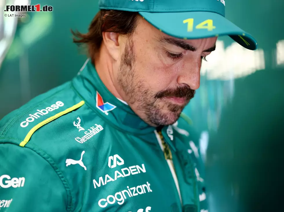 Foto zur News: Fernando Alonso mit ernster Miene beim Formel-1-Rennwochenende in Spa 2025
