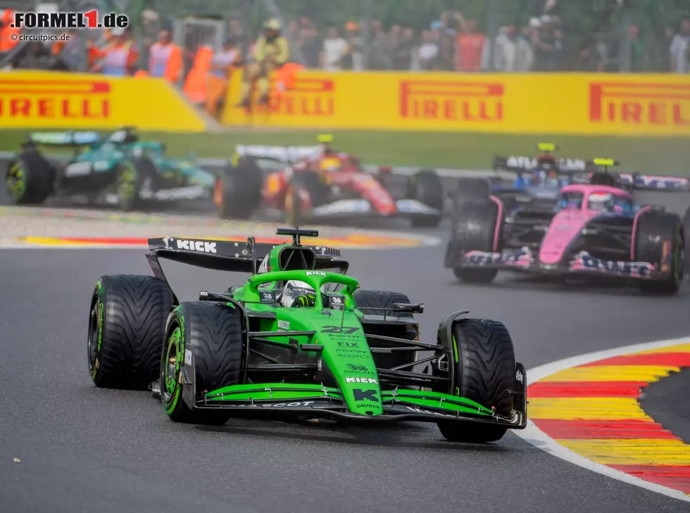 Foto zur News: Szene aus der Startphase des Belgien-Grand-Prix 2025 in Spa