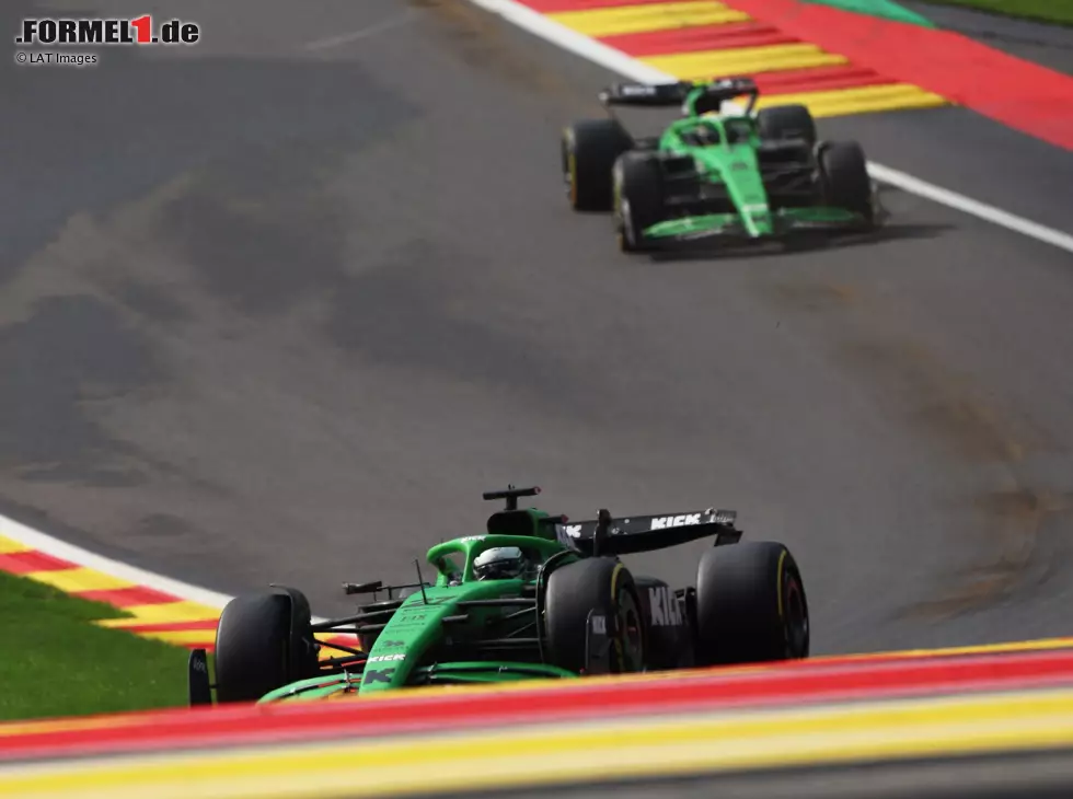 Foto zur News: Nico Hülkenberg und Gabriel Bortoleto (Sauber C45) beim Formel-1-Rennen in Belgien 2025