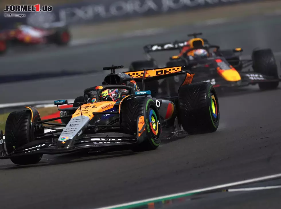 Foto zur News: Oscar Piastri im McLaren vor Max Verstappen im Red Bull in der Formel-1-Saison 2025