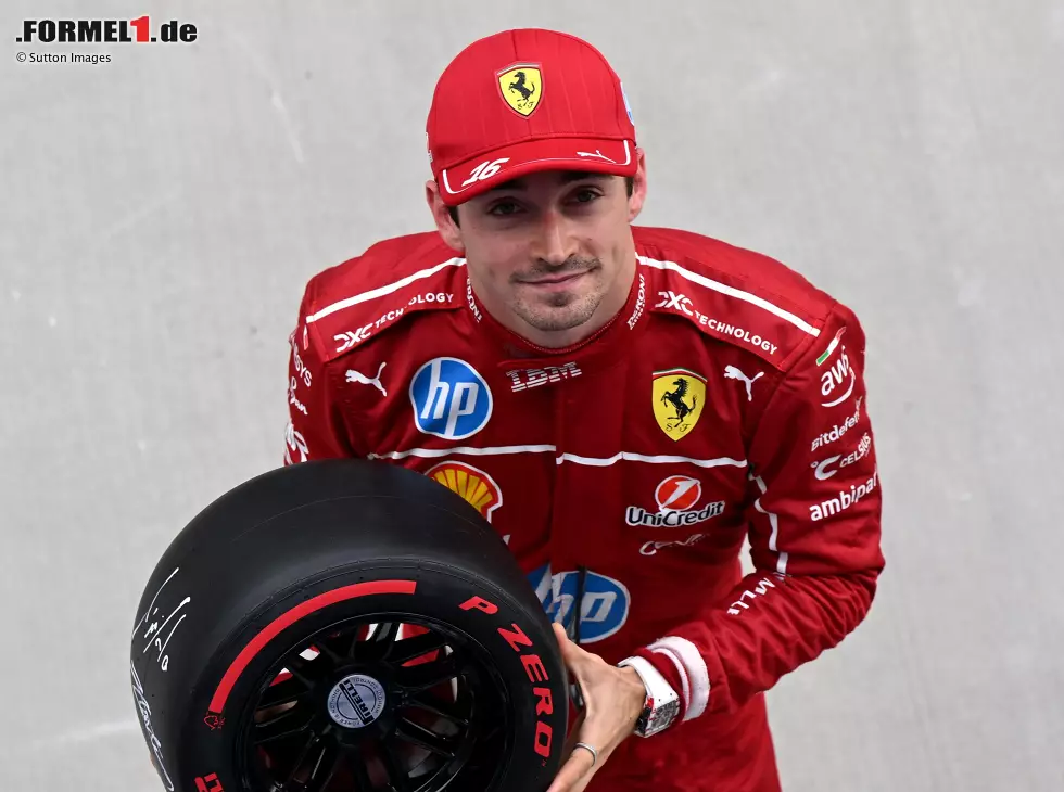 Foto zur News: Charles Leclerc mit seiner Pole-Trophäe, mit der er überhaupt nicht gerechnet hatte