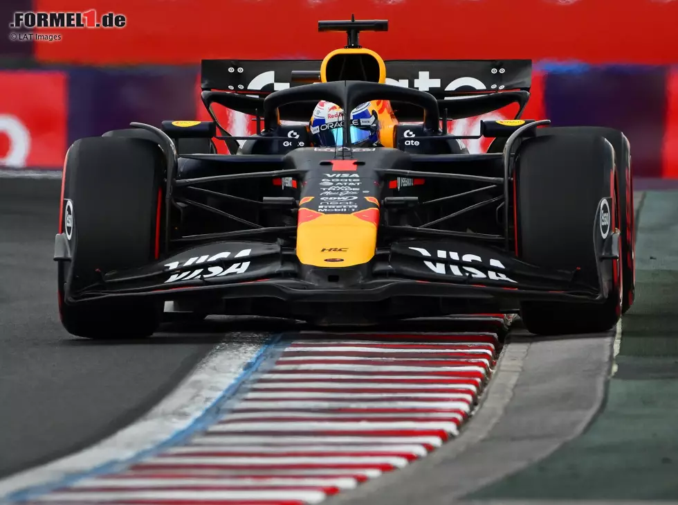 Foto zur News: Max Verstappen (Red Bull RB21) beim Formel-1-Rennen in Ungarn 2025
