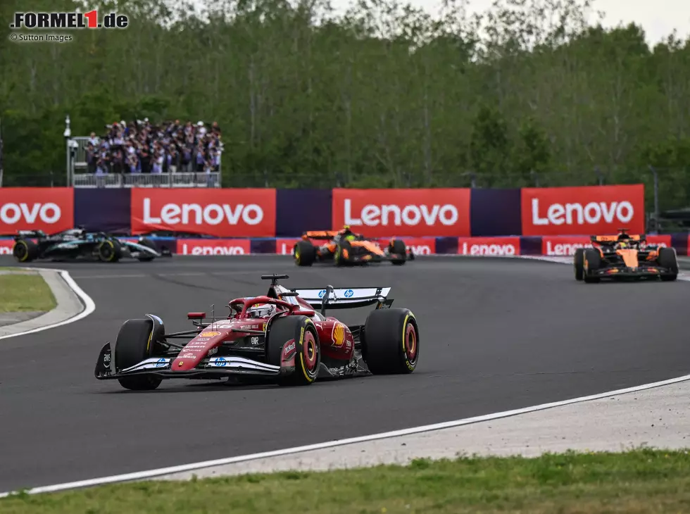 Foto zur News: Am Start ging es noch gut los für Leclerc, der sich vor McLaren halten konnte