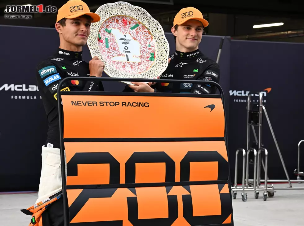 Foto zur News: Gute Miene zum bösen Spiel: Lando Norris und Oscar Piastri feiern den 200. McLaren-Sieg in der Formel 1