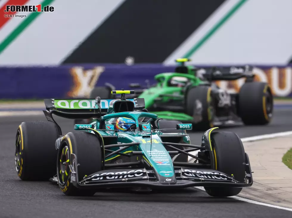 Foto zur News: Fernando Alonso (Aston Martin AMR25) vor Gabriel Bortoleto (Sauber C45) beim Formel-1-Rennen in Ungarn 2025