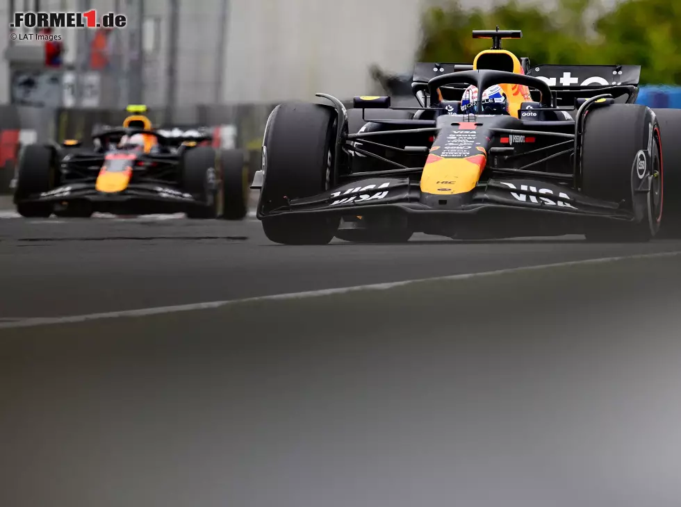 Foto zur News: Max Verstappen im Vordergrund, Yuki Tsunoda dahinter