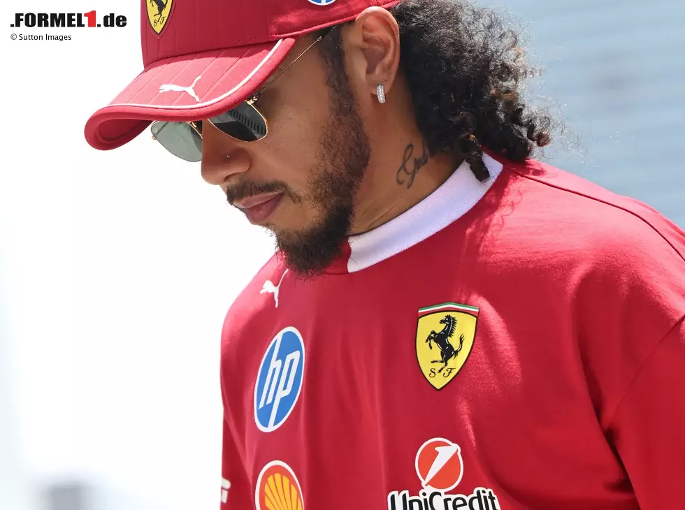 Foto zur News: Lewis Hamilton mit ernster Miene im Formel-1-Fahrerlager 2025