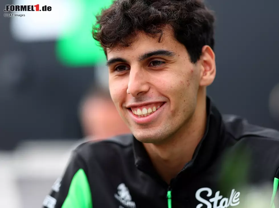 Foto zur News: Formel-1-Neuling Gabriel Bortoleto grinst in die Kamera