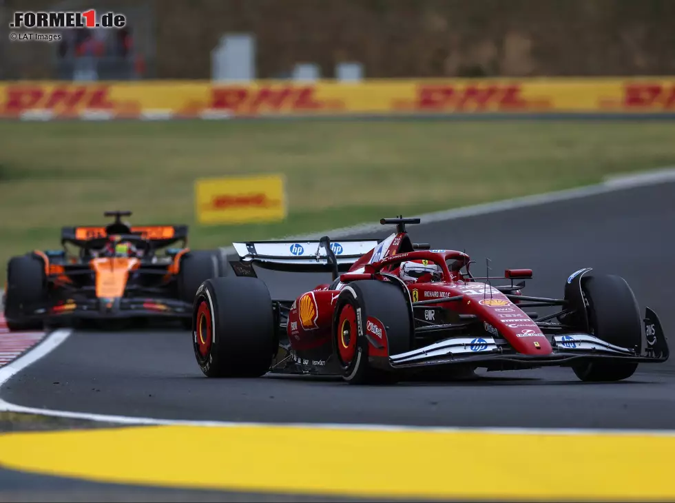 Foto zur News: Charles Leclerc (Ferrari SF-25) vor Oscar Piastri (McLaren MCL39) beim Formel-1-Rennen in Ungarn 2025