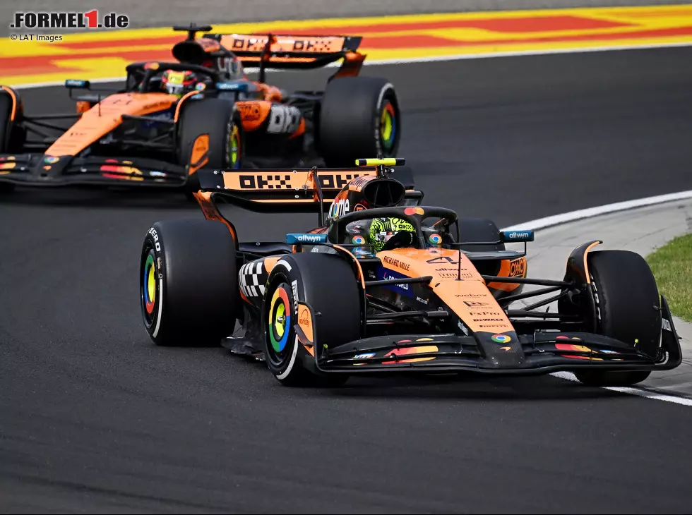 Foto zur News: Lando Norris vor Oscar Piastri (McLaren MCL39) beim Formel-1-Rennen in Ungarn 2025