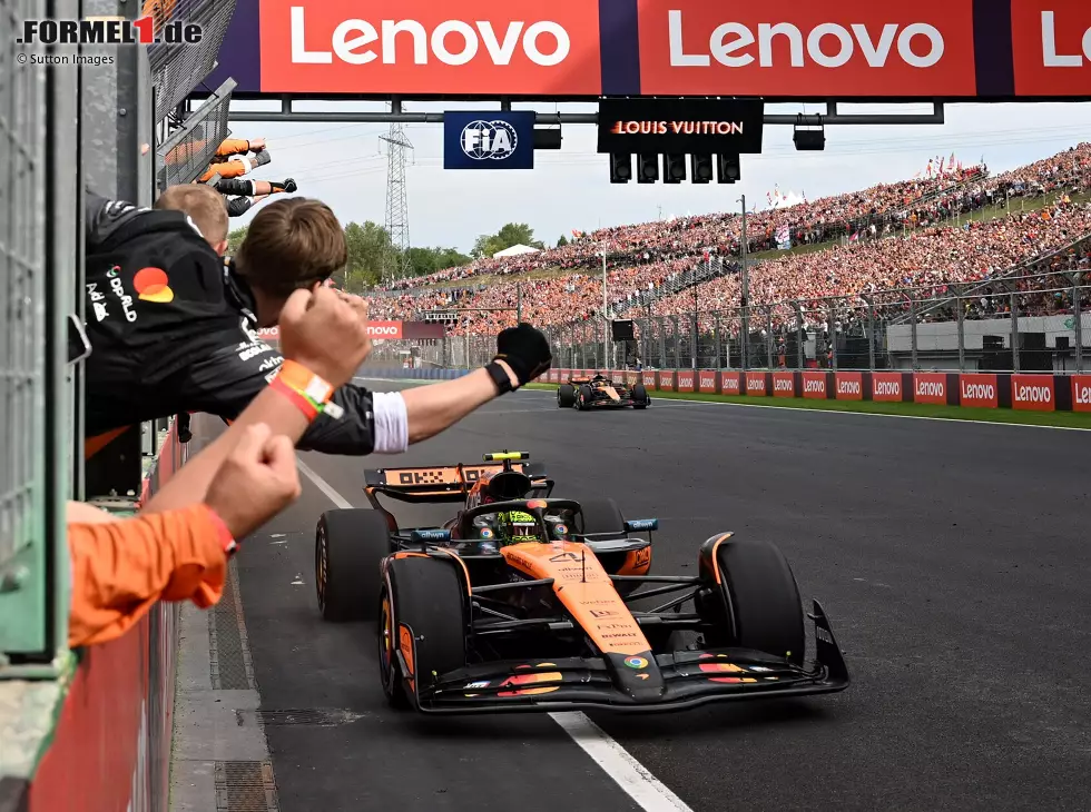 Foto zur News: McLaren-Mechaniker bejubeln den Doppelsieg von Norris und Piastri in Ungarn 2025