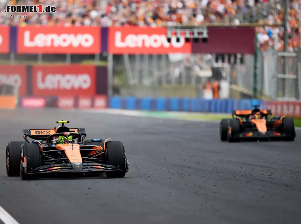 Foto zur News: Lando Norris und Oscar Piastri (McLaren MCL39) beim Formel-1-Rennen in Ungarn 2025