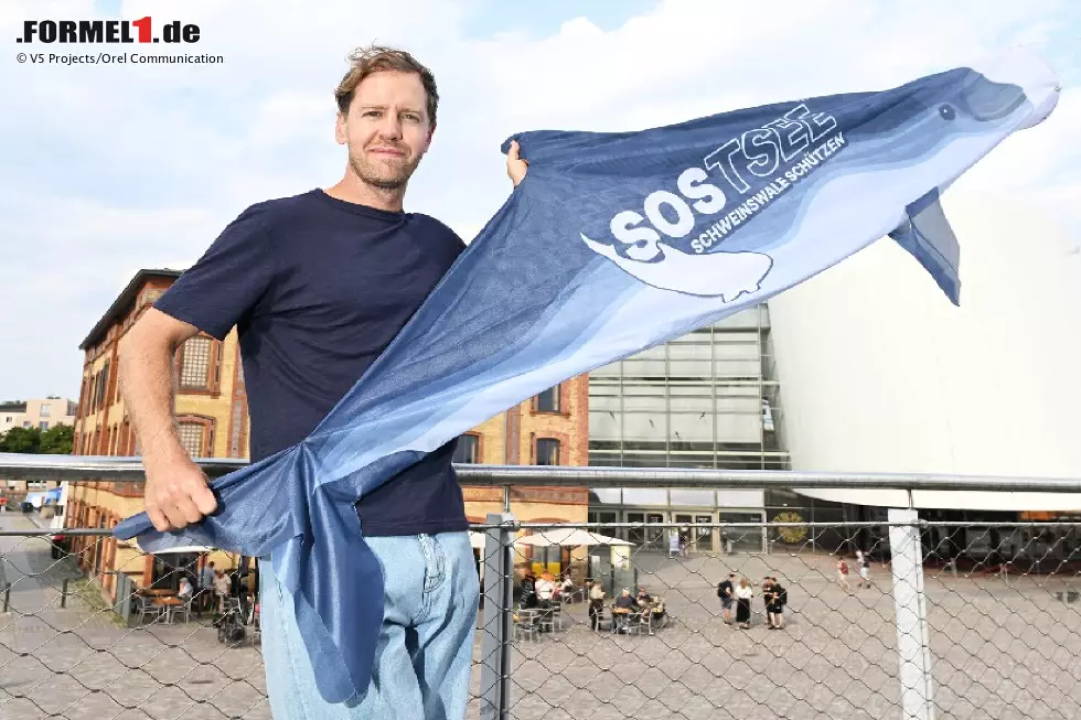Sebastian Vettel in Stralsund mit einer Schweinswal-Fahne Foto zur News: Sebastian Vettel in Stralsund mit einer Schweinswal-Fahne