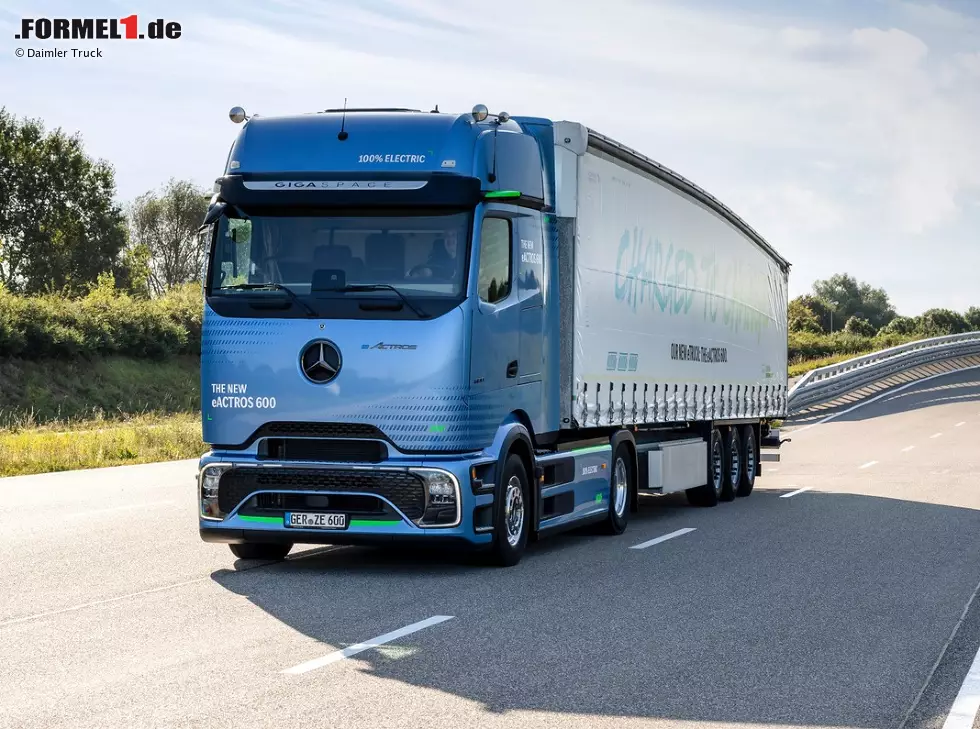 Mit einem solchen Mercedes-Benz eActros 600 Truck wurden die F1-Boliden nach Zandvoort gebracht Foto zur News: Mit einem solchen Mercedes-Benz eActros 600 Truck wurden die F1-Boliden nach Zandvoort gebracht