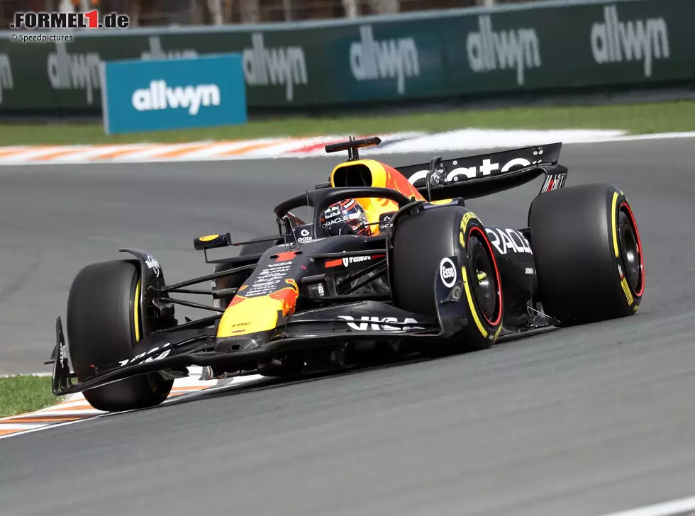 Foto zur News: Max Verstappen (Red Bull RB21) beim Formel-1-Rennen in Zandvoort 2025