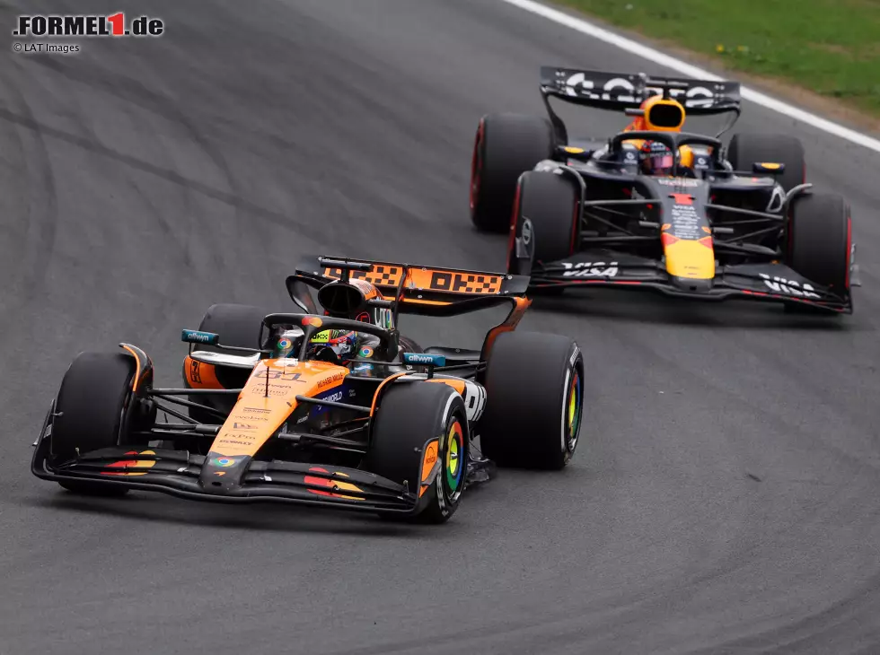 Foto zur News: Oscar Piastri (McLaren MCL39) vor Max Verstappen (Red Bull RB21) beim Formel-1-Rennen in Zandvoort 2025