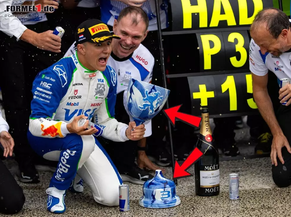 Isack Hadjar mit dem zerbrochenen Pokal, Alan Permane und Peter Bayer lachen Foto zur News: Isack Hadjar mit dem zerbrochenen Pokal, Alan Permane und Peter Bayer lachen