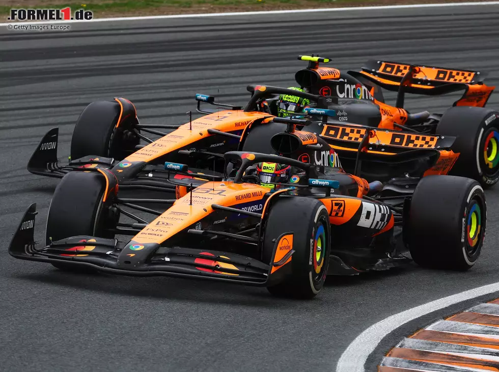 Foto zur News: Oscar Piastri und sein McLaren-Teamkollege Lando Norris im Zweikampf