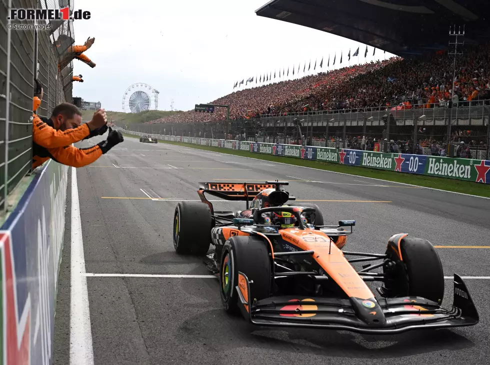 Oscar Piastri überquert die Ziellinie beim Formel-1-Rennen in Zandvoort 2025 Foto zur News: Oscar Piastri überquert die Ziellinie beim Formel-1-Rennen in Zandvoort 2025