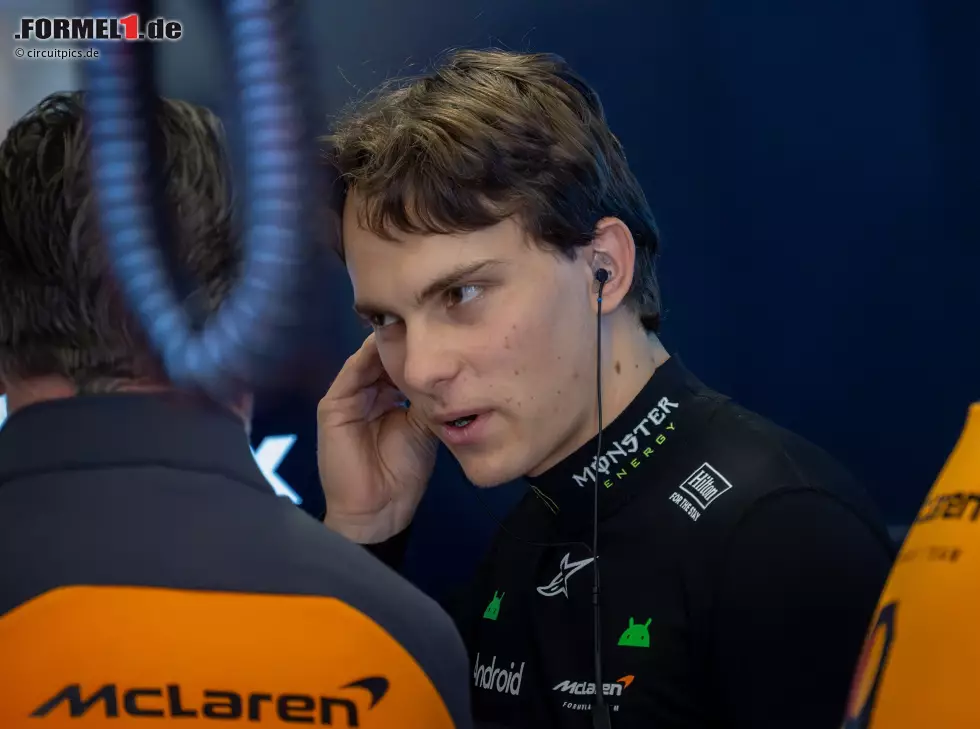 Foto zur News: Oscar Piastri in der McLaren-Garage bei einem Gespräch