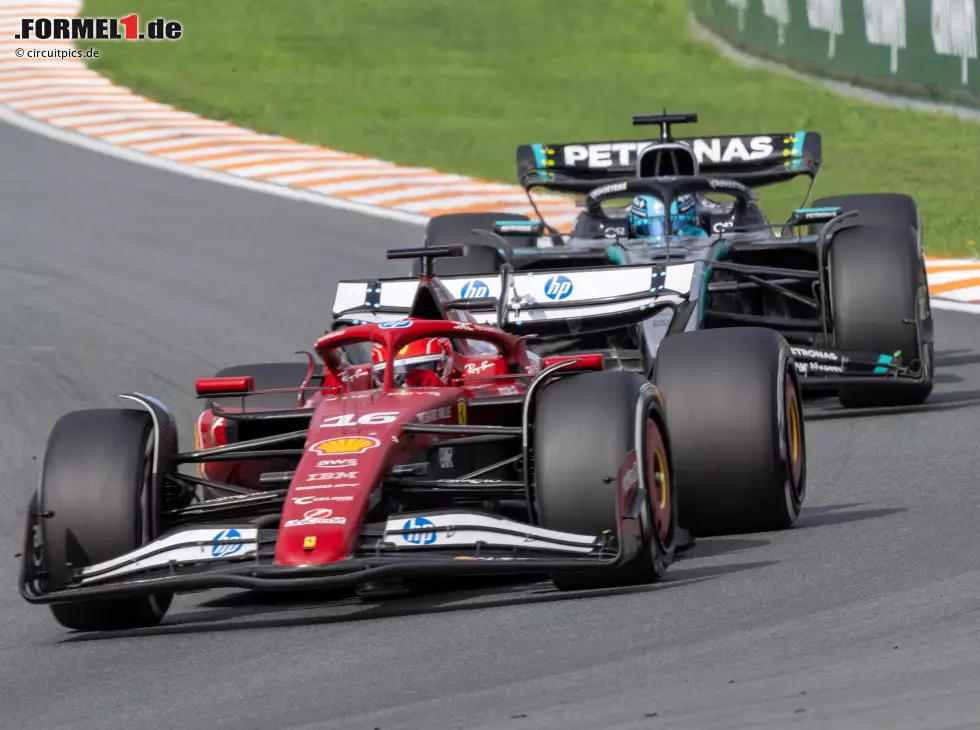 Foto zur News: Charles Leclerc (Ferrari SF-25) vor George Russell (Mercedes W16) beim Formel-1-Rennen in Zandvoort 2025