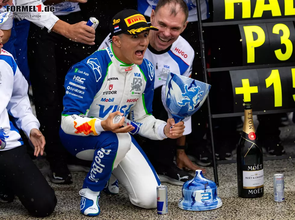 Foto zur News: Isack Hadjar (Racing Bulls) und der beschädigte Pokal nach Platz drei beim Formel-1-Rennen in Zandvoort 2025