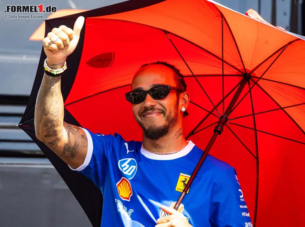 Foto zur News: Lewis Hamilton (Ferrari) grüßt die Tifosi in Monza (2025)