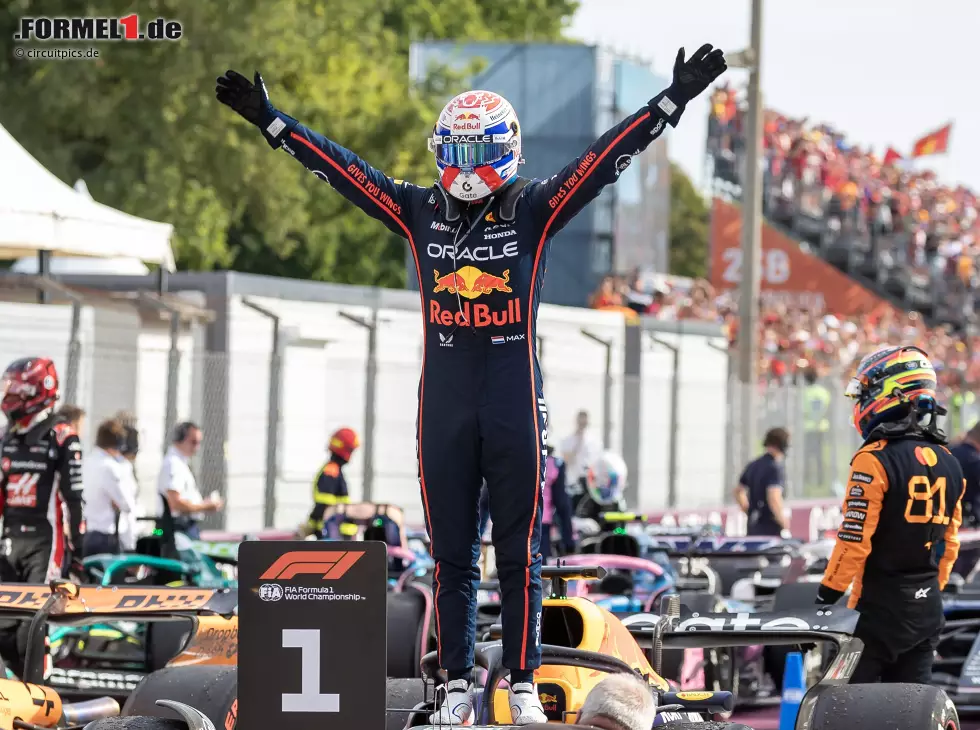 Foto zur News: Max Verstappen jubelt über seinen Sieg beim Formel-1-Rennen 2025 in Monza