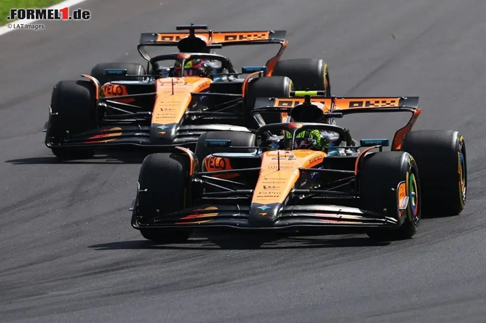 Foto zur News: McLaren-Fahrer Lando Norris vor seinem Teamkollegen Oscar Piastri in Monza 2025