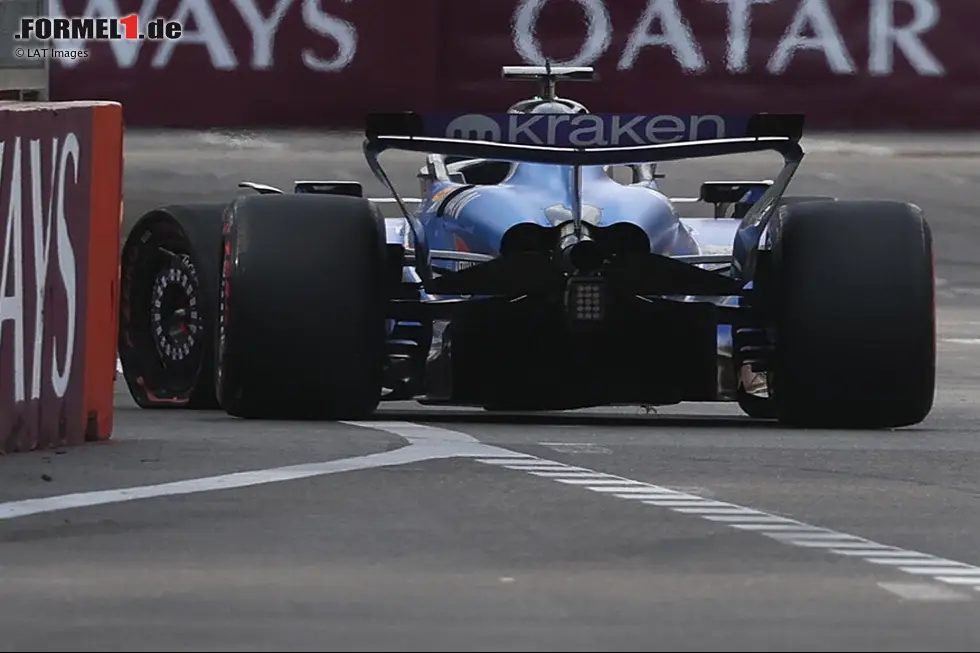 Foto zur News: Das Unfallauto von Alexander Albon nach dem Crash in Baku 2025