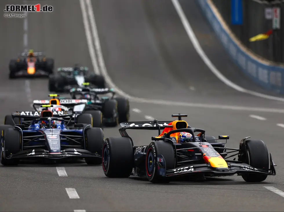Foto zur News: Max Verstappen, Carlos Sainz