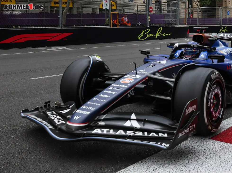 Alexander Albon mit kaputter Frontflügel-Endplatte nach dem Crash mit Colapinto Foto zur News: Alexander Albon mit kaputter Frontflügel-Endplatte nach dem Crash mit Colapinto