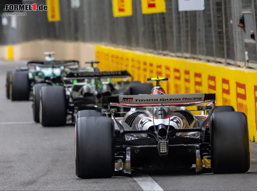 Foto zur News: Prozession in Baku: Oliver Bearman hinter Formel-1-Rivalen