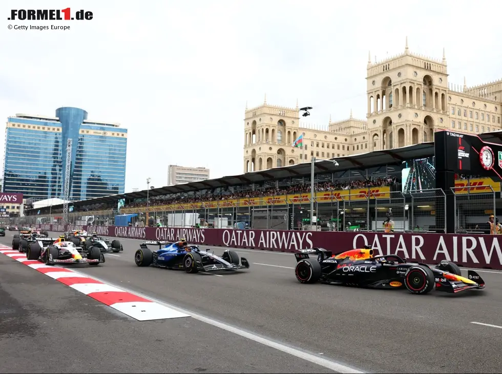 Foto zur News: Die Startphase in Baku 2025: Max Verstappen führt vor Carlos Sainz